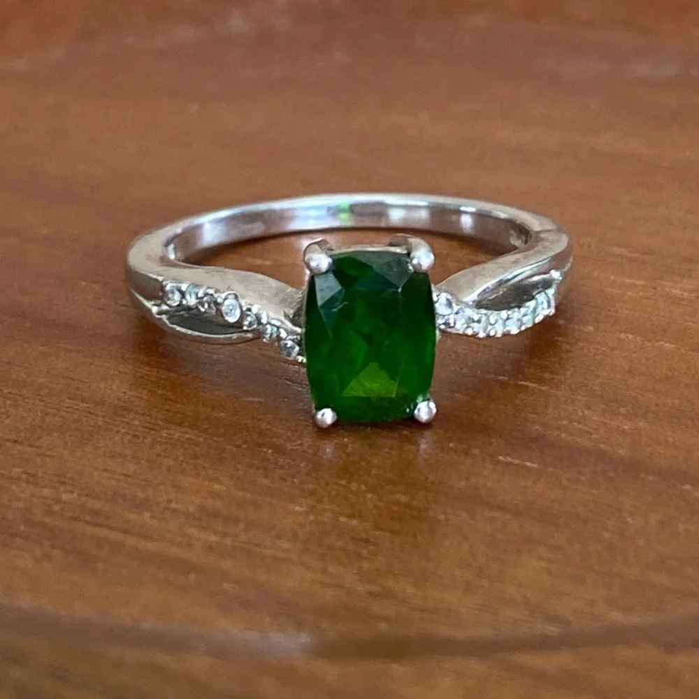 STS - Emerald Green Stone - Sterling Silver 925 Ring with Diamond Detailed band - Picture 5 of 17